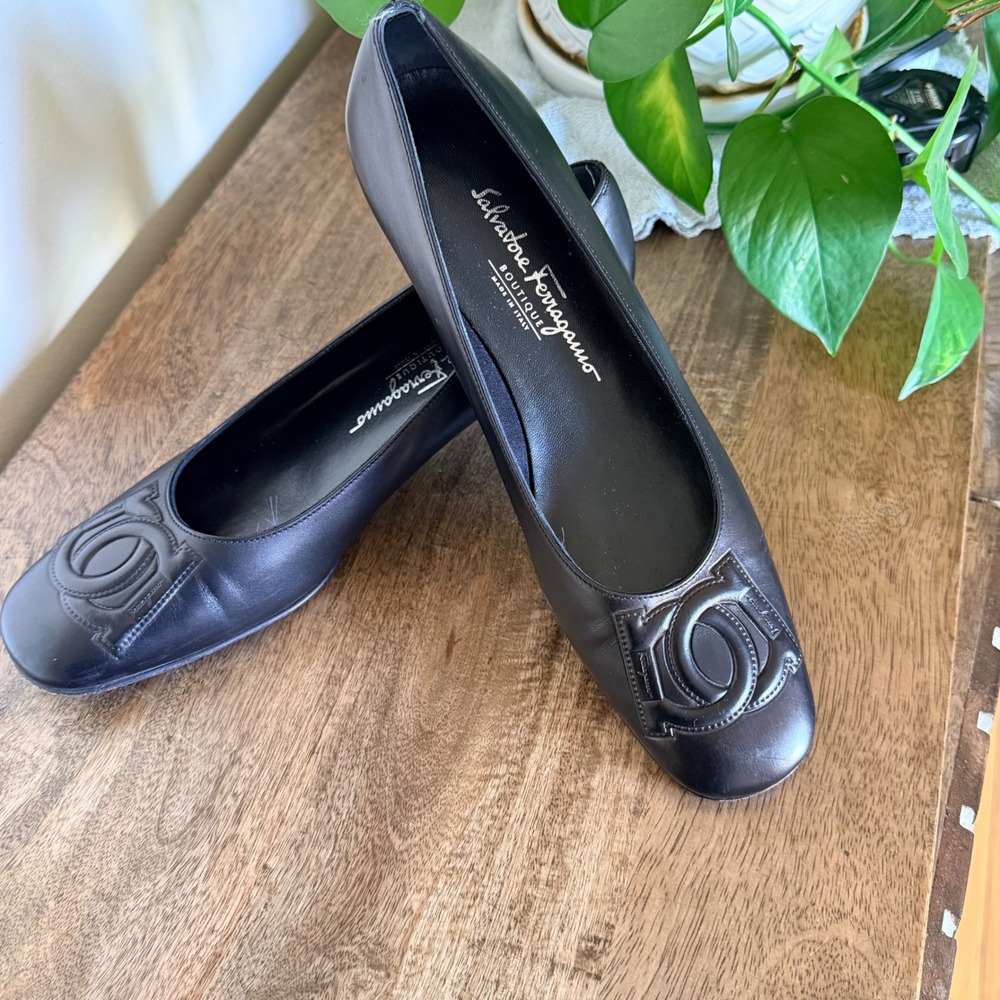 Salvatore Ferragamo Boutique Dalan Pumps Black Leather Gancini Block Heel 8AA